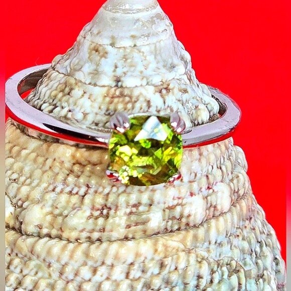 925 Sterling Silver Ring SZ 8.5 with Natural Peridot Gemstone - Picture 9 of 10
